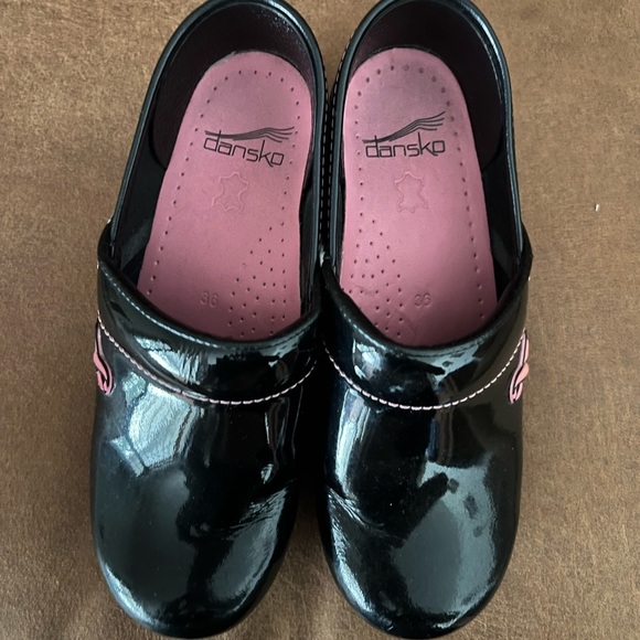 Womens black with pink stitching breast cancer awareness Dansko clogs - Picture 8 of 10
